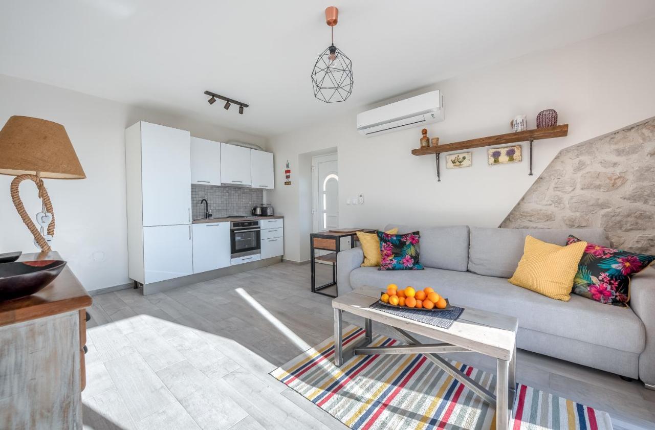 Izabela Apartment With Swimming Pool Babino Polje Exterior photo